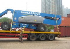 這輛藍(lán)色的進(jìn)口“怪獸”被捆綁后，運(yùn)走了！